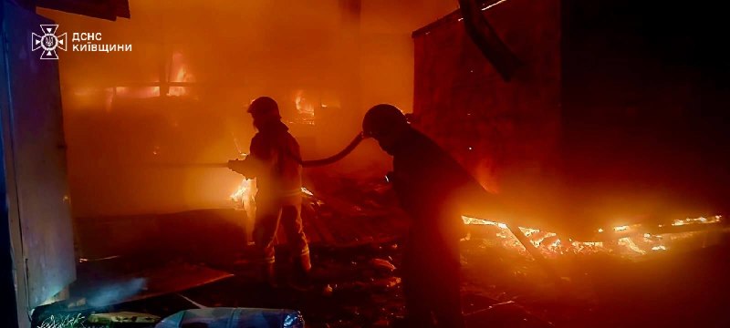В результате российского удара на коммерческом предприятии в Белоцерковском районе Киевской области произошел крупный пожар, жертв нет.