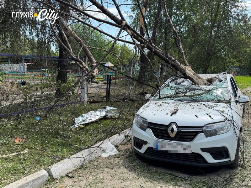 Sumy bölgesinin Hlukhiv kasabasına düzenlenen insansız hava aracı saldırılarında 2 kişi öldü, 4 kişi yaralandı.