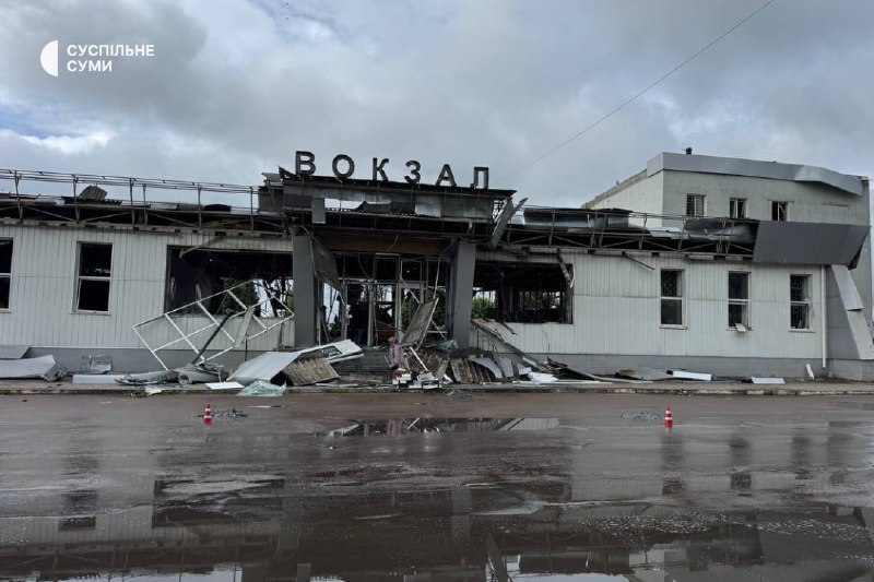 В результате российских бомбардировок Шостки был поврежден железнодорожный вокзал и другая железнодорожная инфраструктура.