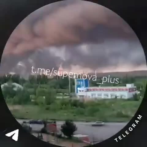 Над нефтеперерабатывающим заводом в Саратове поднимается дым.