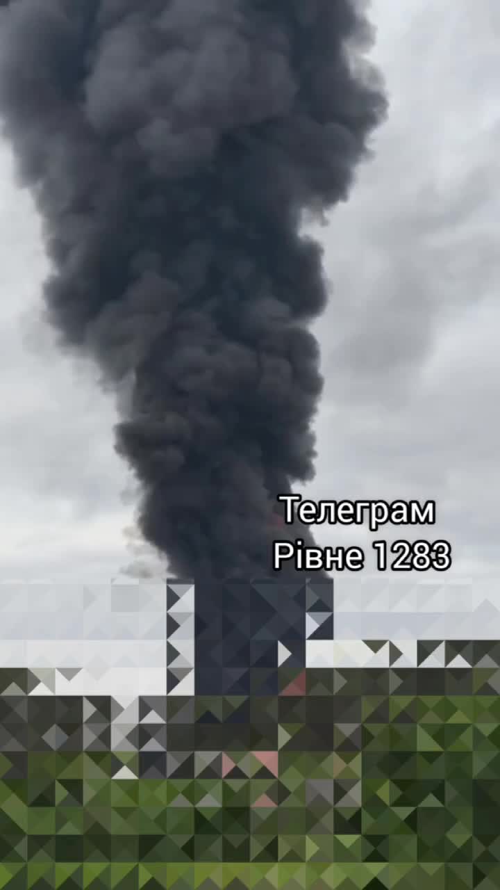 Над Ривне поднимается дым после атаки беспилотников на частное предприятие.