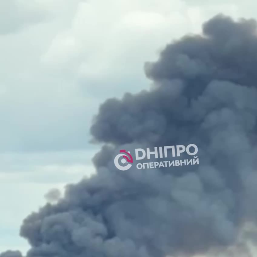 В Днепре после взрывов поднимается дым