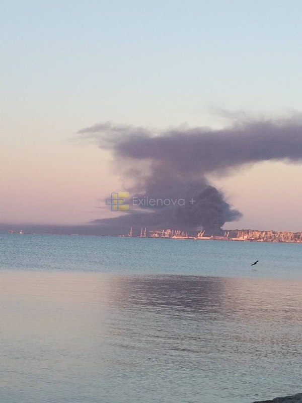 Mariupol limanının üzerinde duman yükseliyor.