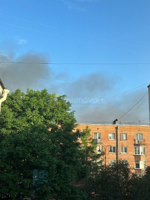 Saint Petersburg'da insansız hava araçlarının saldırısının ardından çeşitli yerlerde yangın çıktı.