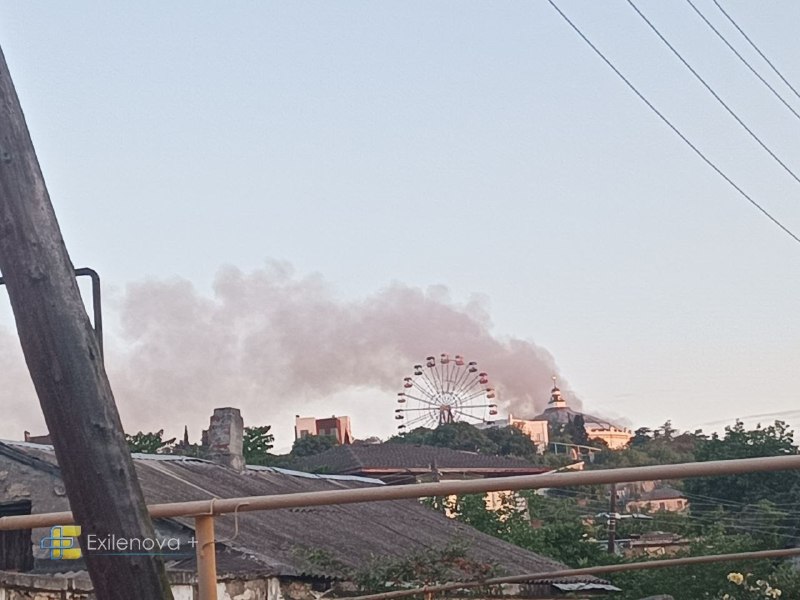 Над Севастополем поднимается дым после ночных забастовок.