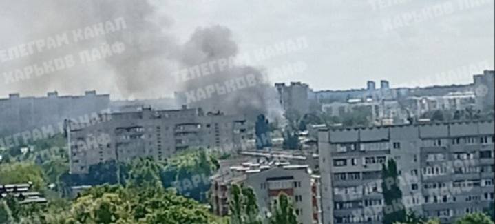 Над Харьковом поднимается дым после удара беспилотника.