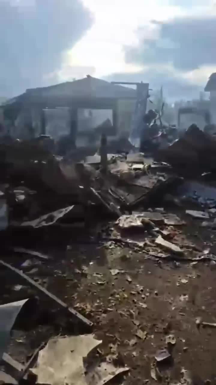 Dnipropetrovsk bölgesindeki Vasylkivka'da hava saldırıları sonucu meydana gelen yıkım.