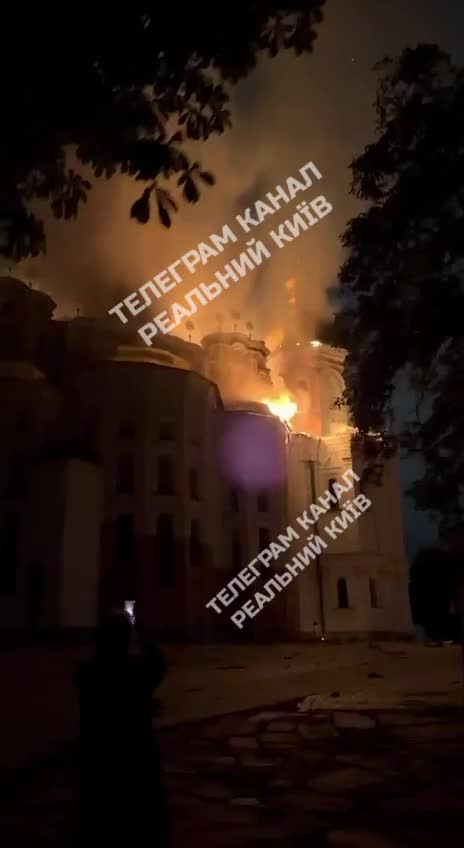 Rus saldırılarının ardından Kyiv-Pechersk Lavra'da yangınlar şiddetle devam ediyor.