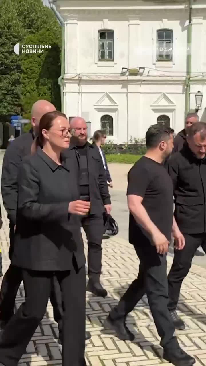 Cumhurbaşkanı Zelensky ve Başbakan Sviridenko, Kyiv-Pechersk Lavra'daki Rus saldırısının gerçekleştiği yeri ziyaret etti.