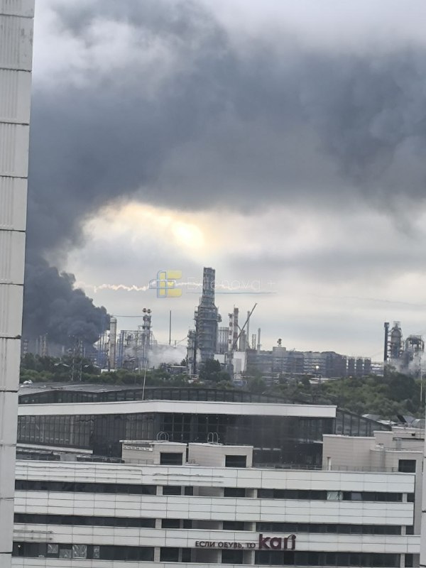 Moskova bölgesindeki Kapotnya'da bulunan bir petrol rafinerisinden yükselen birkaç duman sütunu.