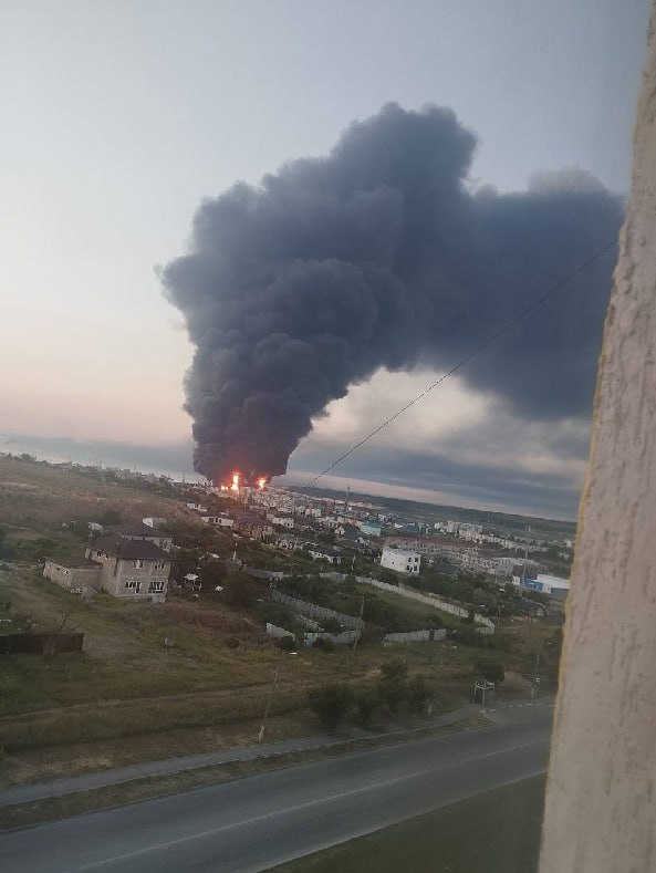 Пожежі в порту Керчі після нічних вибухів