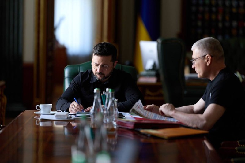 Сили оборони ліквідували понад 60 тис. тонн боєприпасів на арсеналі Балтійського флоту неподалік Петербурга, – Зеленський. За словами президента, Росія посилює ППО навколо Москви та Кримського мосту, послаблюючи інші напрямки