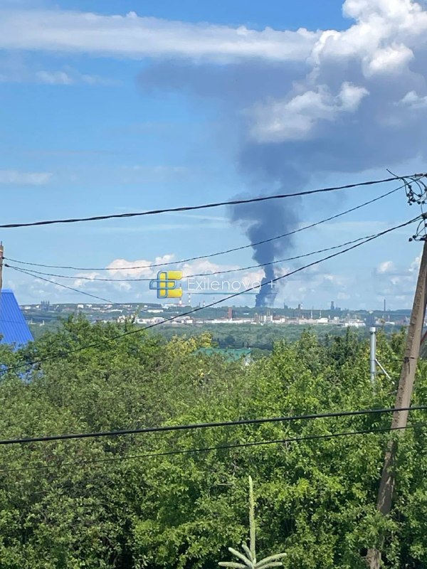 Над нефтеперерабатывающим заводом в Уфе поднимается дым после предполагаемого удара беспилотника.