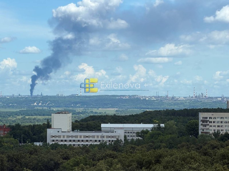 Беспилотники нанесли удар по нефтеперерабатывающему заводу в УФА.