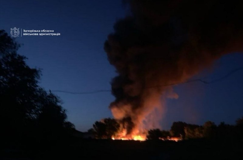 Пожежа на промисловому підприємстві внаслідок російського обстрілу в Запоріжжі