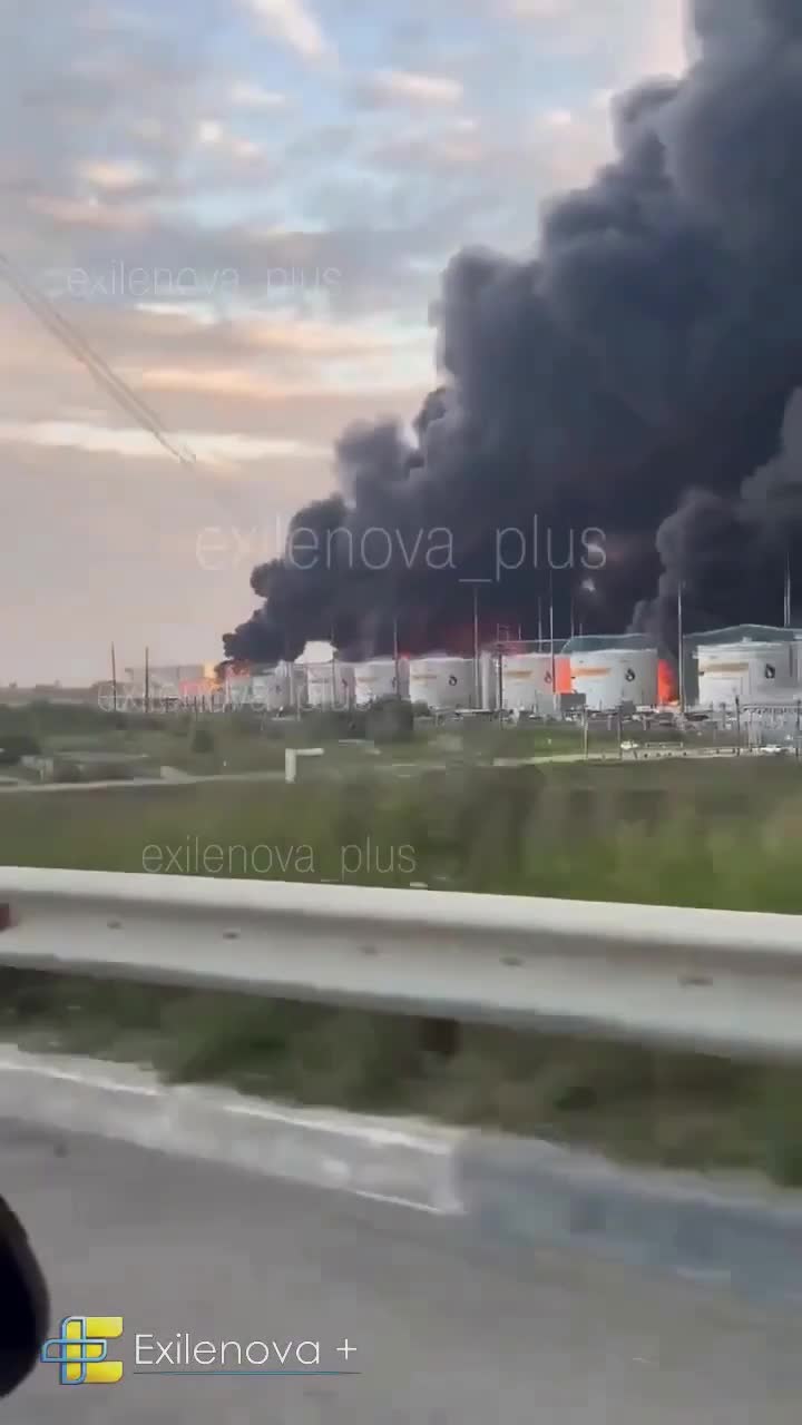 Incendio masivo en la refinería de petróleo de Slavyansk-na-Kubani.
