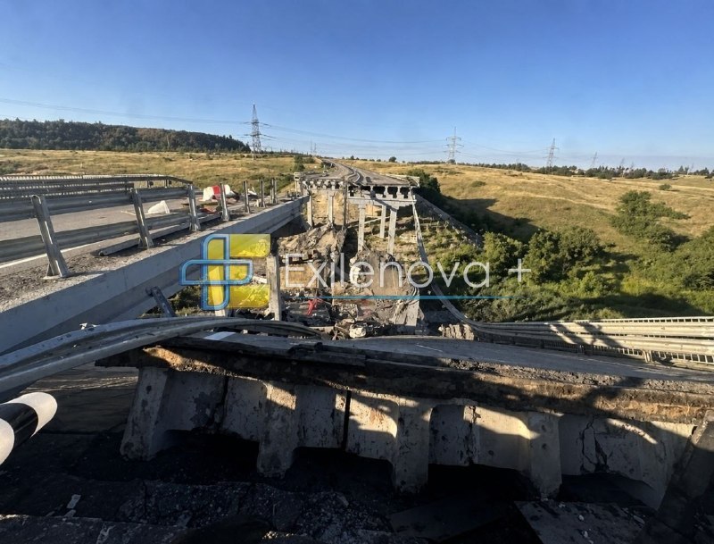 Зруйновано міст на трасі Донецьк-Маріуполь