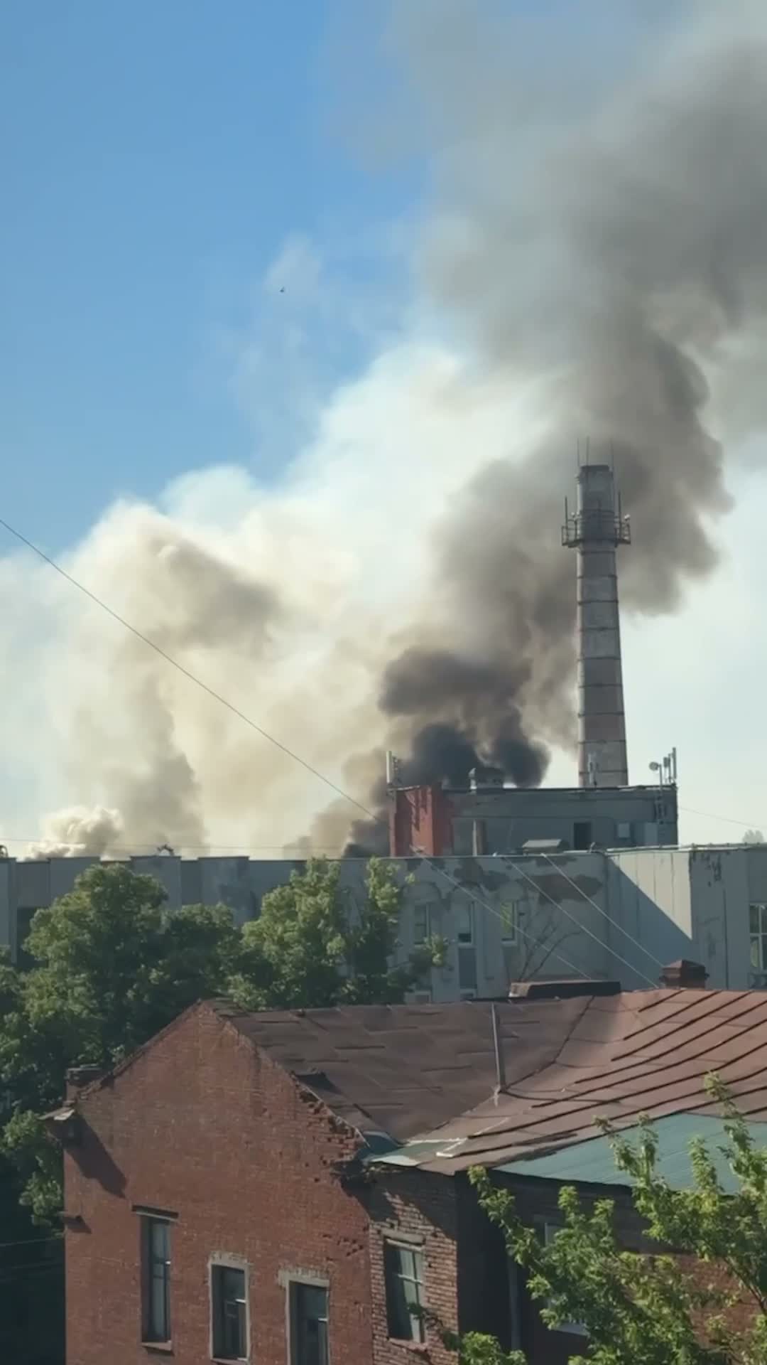 Зеленський: вражено нафтопереробий заводу в Уфі – одного з найбільших російських виробників мастил. Відстань – понад 1300 кілометрів від лінії фронту.Також у Пензенському регіоні вражено стратегічний об'єкт російського ВПК, що займається розробкою та виготовленням компонентів для ракетного озброєння. Відстань до цілі – близько 600 кілометрів від лінії фронту