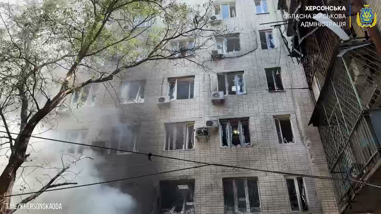 В результате удара беспилотника по административному зданию в Херсоне погиб один человек.