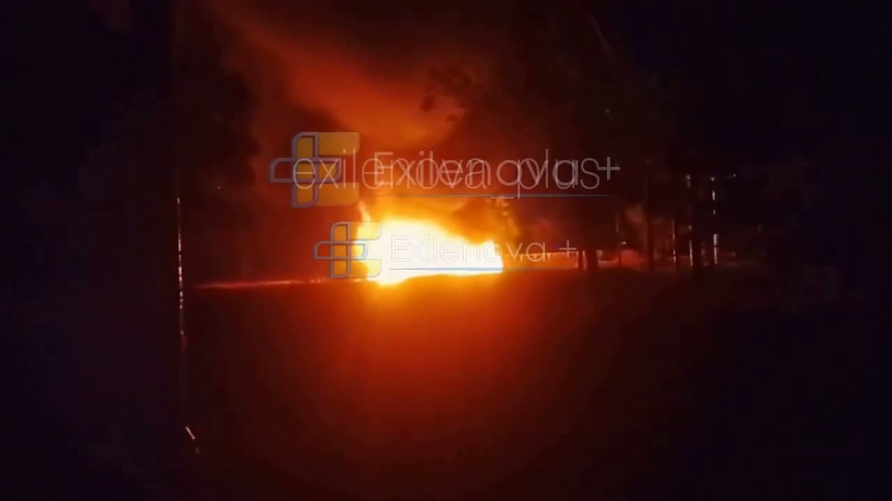 Mariupol'de gece boyunca yapılan saldırıların ardından yangınlar çıktı.