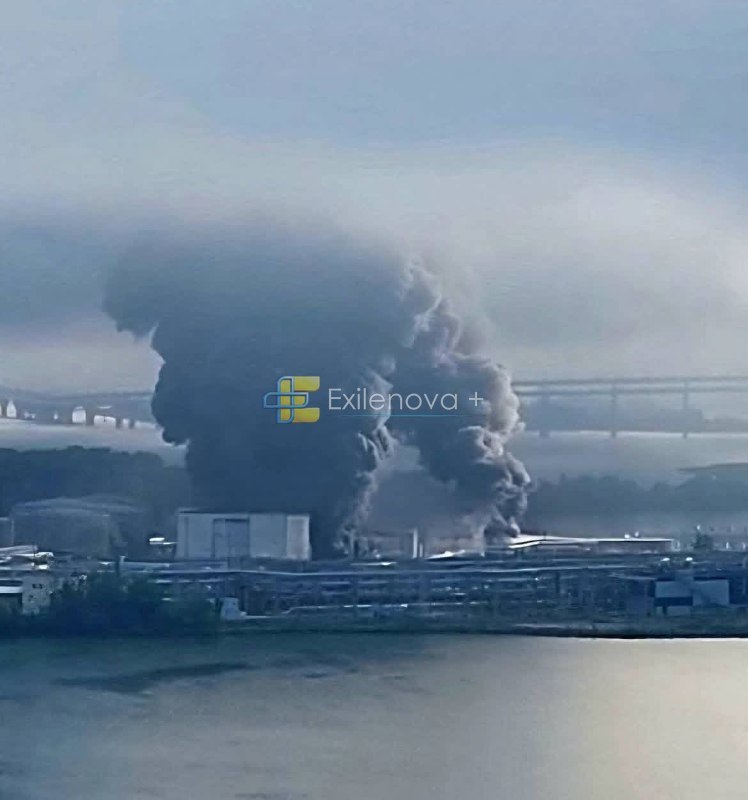 St. Petersburg limanındaki petrol terminalinden yükselen duman.