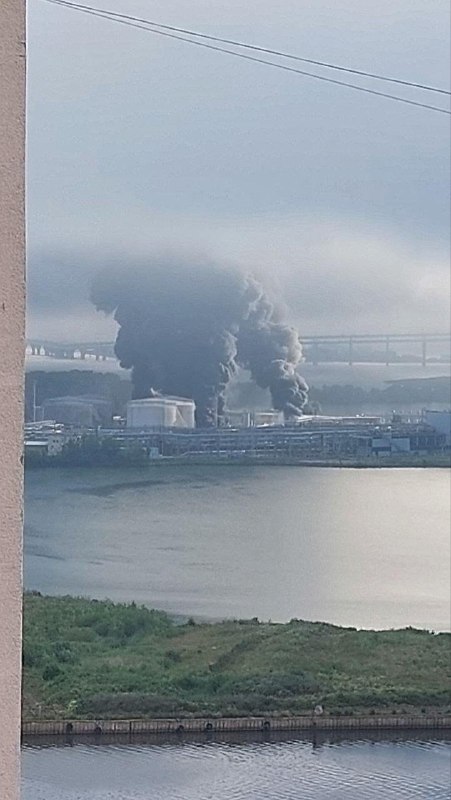 St. Petersburg limanında çeşitli petrol rezervleri hedef alındı.