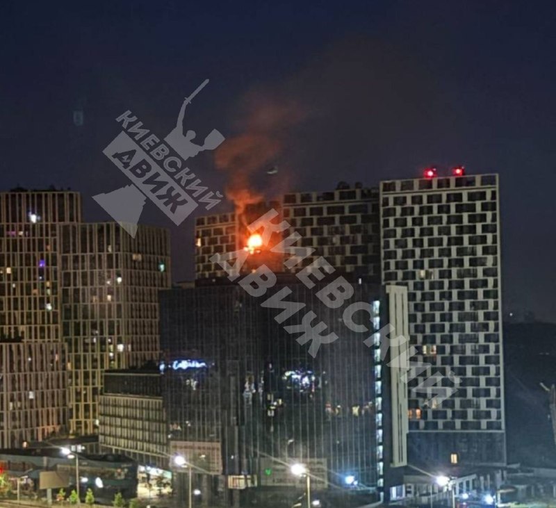 Kyiv'in Darnytskyi bölgesinde bir konut binasına insansız hava aracı isabet etti.