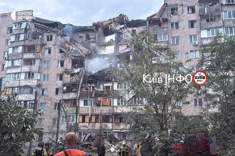 Kyiv'in Podilskyi bölgesinde Rus füze saldırısı sonucu bir konut yıkıldı.