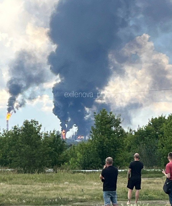 İnsansız hava araçlarının saldırısının ardından Omsk petrol rafinerisinin üzerinde duman yükseliyor.