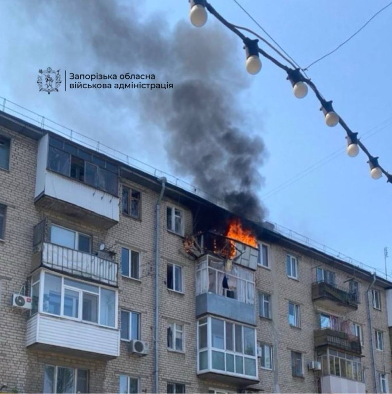 Беспилотник врезался в жилой дом в Запорожье.
