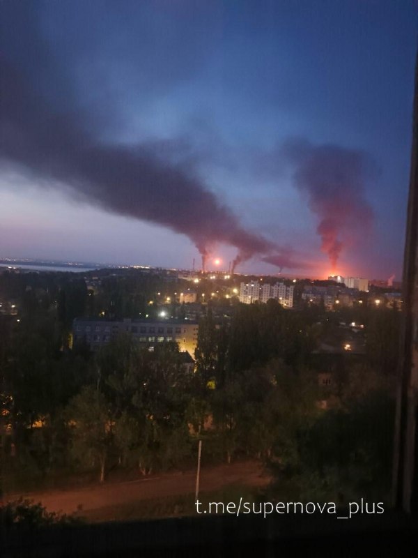 Drones han atacado una refinería de petróleo en Saratov.