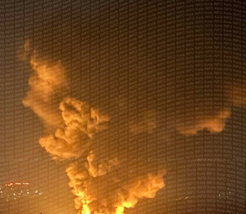 Gran incendio en el distrito de Desnianskyi en Kyiv tras un ataque con misiles.