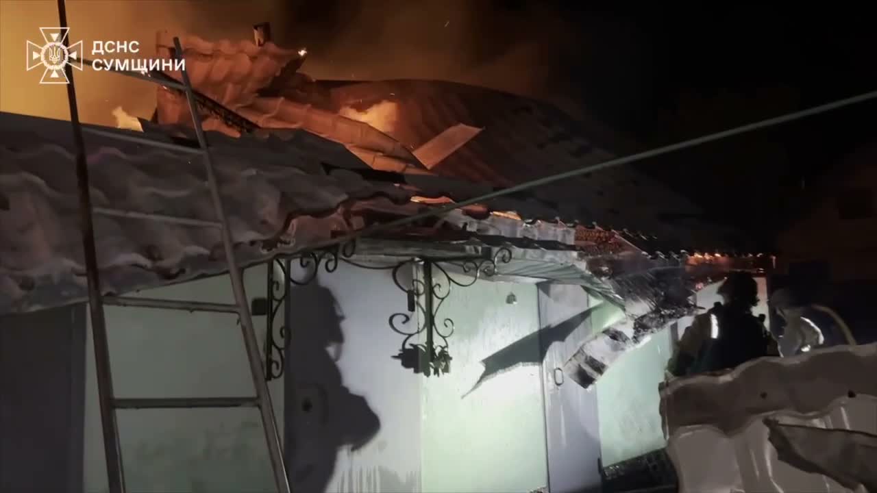 Шосткинський район: рятувальники ліквідували пожежу в житловому секторі, спричинену ворожою атакою  БпЛА
