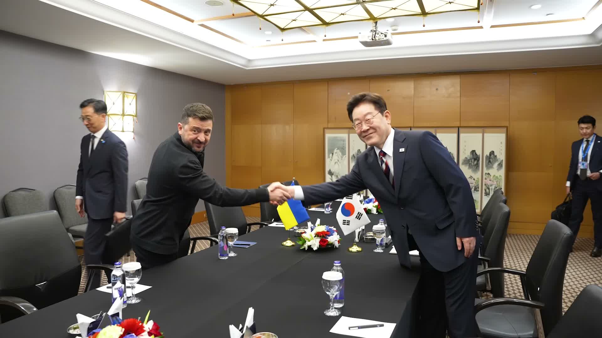 Zelenskyy, Güney Kore Cumhurbaşkanı Jae Myung ile yaptığı görüşmede, Güney Kore ile verimli ilişkiler kurmakla ilgileniyoruz ve bugün iki ülkemiz için gerekenler hakkında konuştuk dedi.
