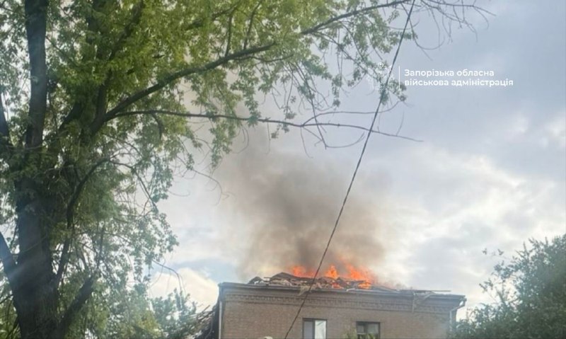 В Запорожье загорелась крыша жилого дома после удара беспилотника.