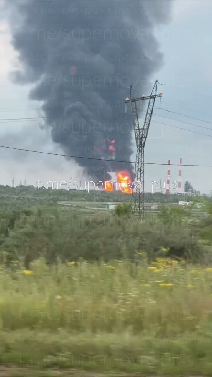 Syzran'daki petrol rafinerisinde insansız hava araçlarının saldırıları sonucu yangın çıktı.