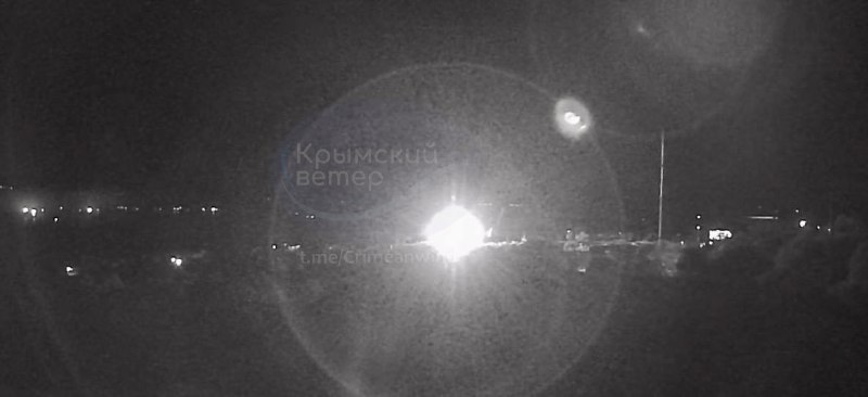 Kerç limanında gece saatlerinde yangın çıktığı bildirildi.