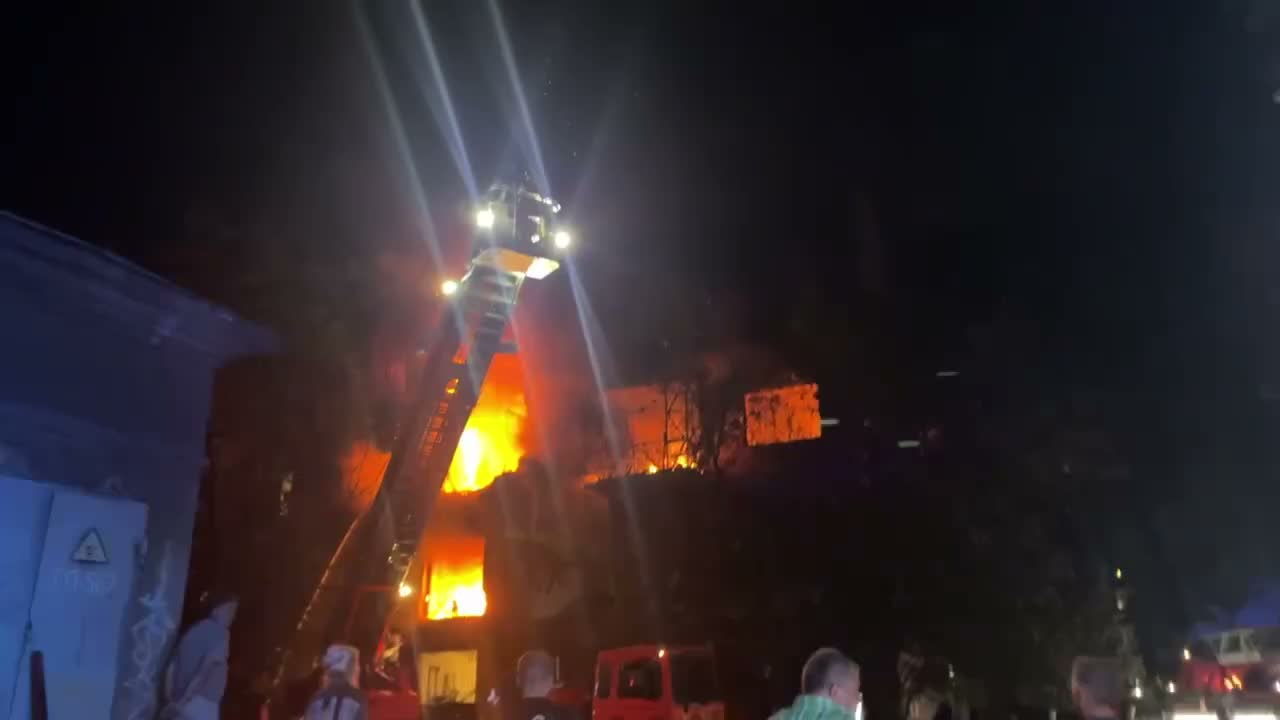 В Запорожье в жилом доме произошел крупный пожар после удара беспилотника.