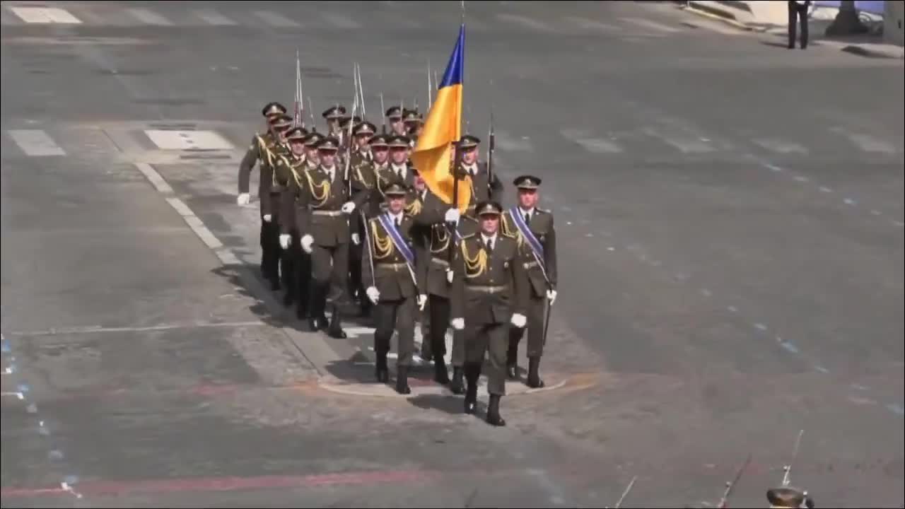 Ukraynalı birlikler ilk kez Paris'teki Bastille Günü geçit törenine katılırken, iki Ukraynalı pilot da Fransız yapımı Mirage savaş uçaklarıyla havadan uçuş gerçekleştirdi.