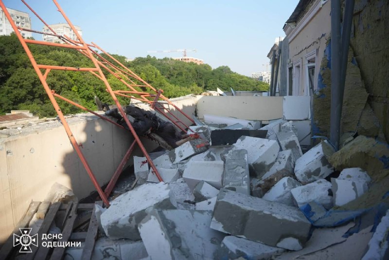 Odessa'da gece boyunca Rusların düzenlediği hava saldırılarında 3 kişi öldü, 3 kişi yaralandı.