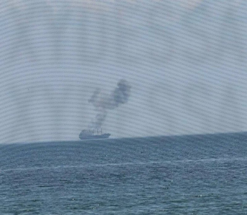 Odessa yakınlarında gemi alev aldı.