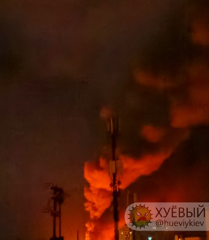Kyiv'in Darnytskyi bölgesinde büyük yangın çıktı.