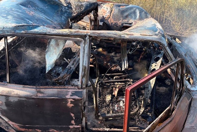 Donetsk bölgesinin Iverske köyünde bir araca düzenlenen insansız hava aracı saldırısında 2 kişi öldü, 2 kişi de yaralandı.