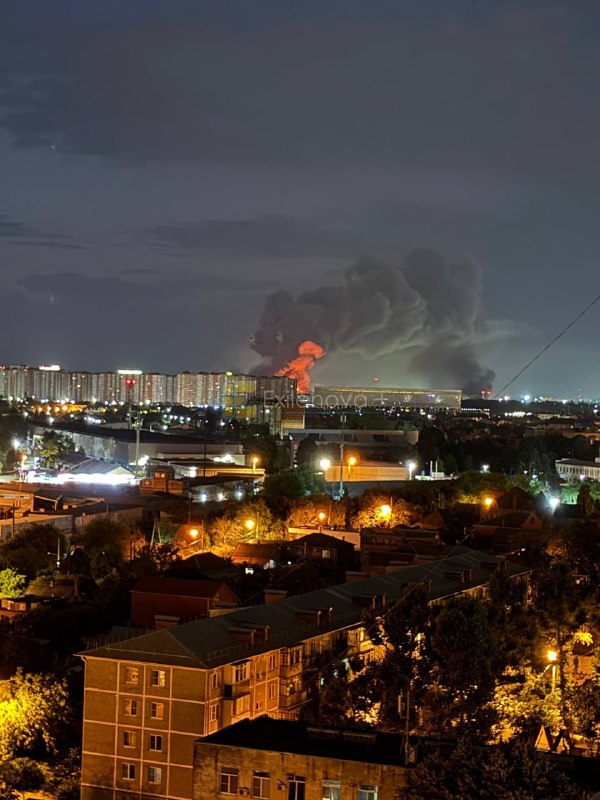 Krasnodar'da insansız hava aracı saldırıları sonucu büyük yangınlar çıktı.