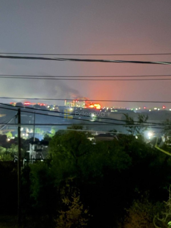 Simferopol'de patlamalar ve yangın bildirildi.