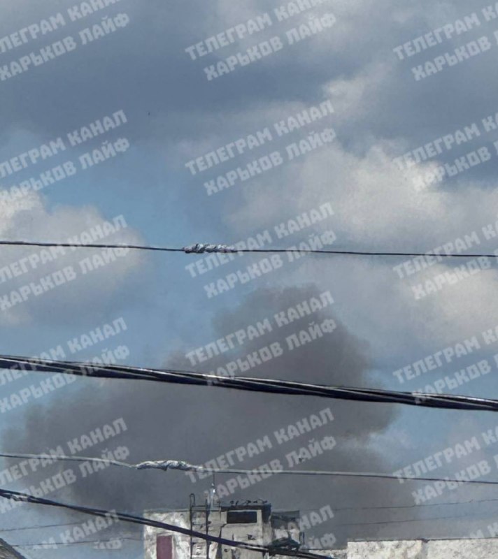 Se eleva humo tras la explosión en Járkov.