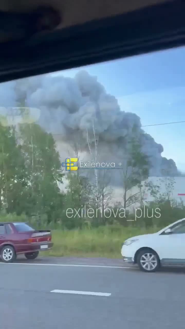 Горять склади поблизу Красного Бору в Ленінградській області