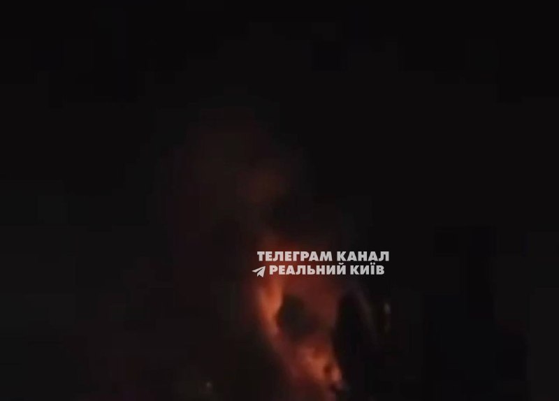 Incendie à Kyiv suite à des frappes de missiles