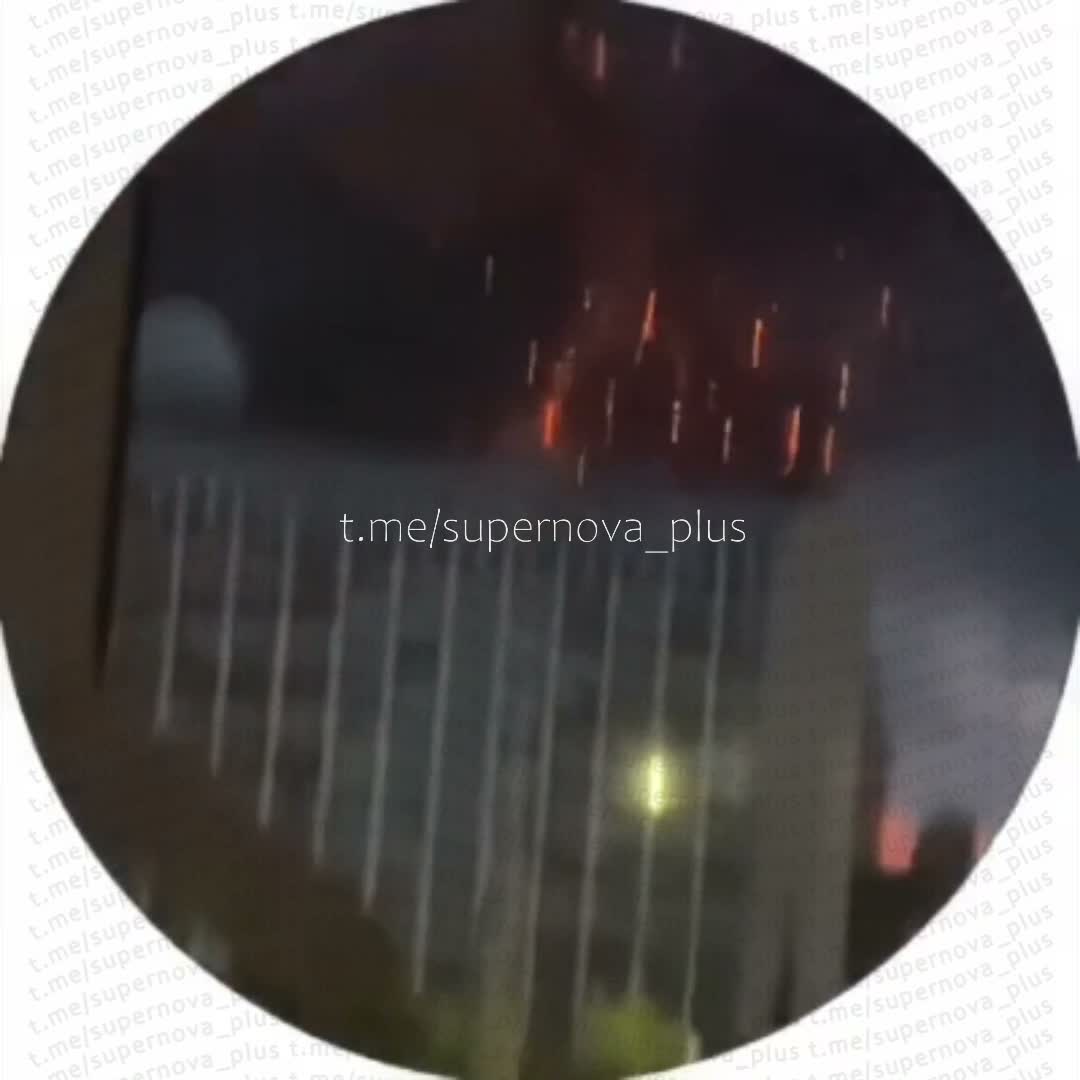 Samara'da füze saldırısının ardından duman yükseliyor.