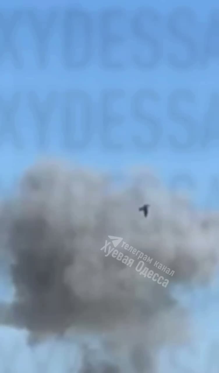 В Одесі повідомляли про вибухи. Здіймається дим.